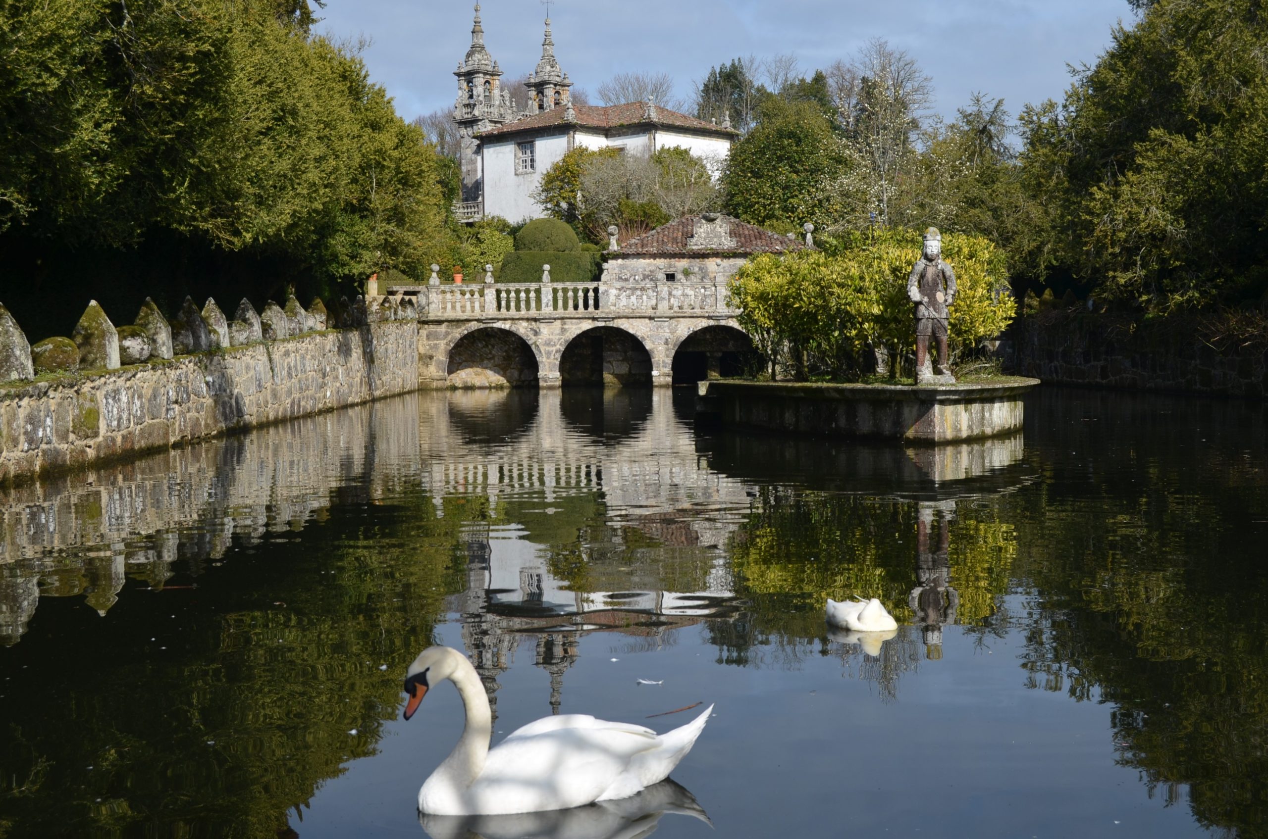 Pazo de Oca Pontevedra Galicia lago con cisnes