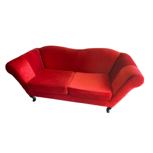 Sofá rojo de terciopelo