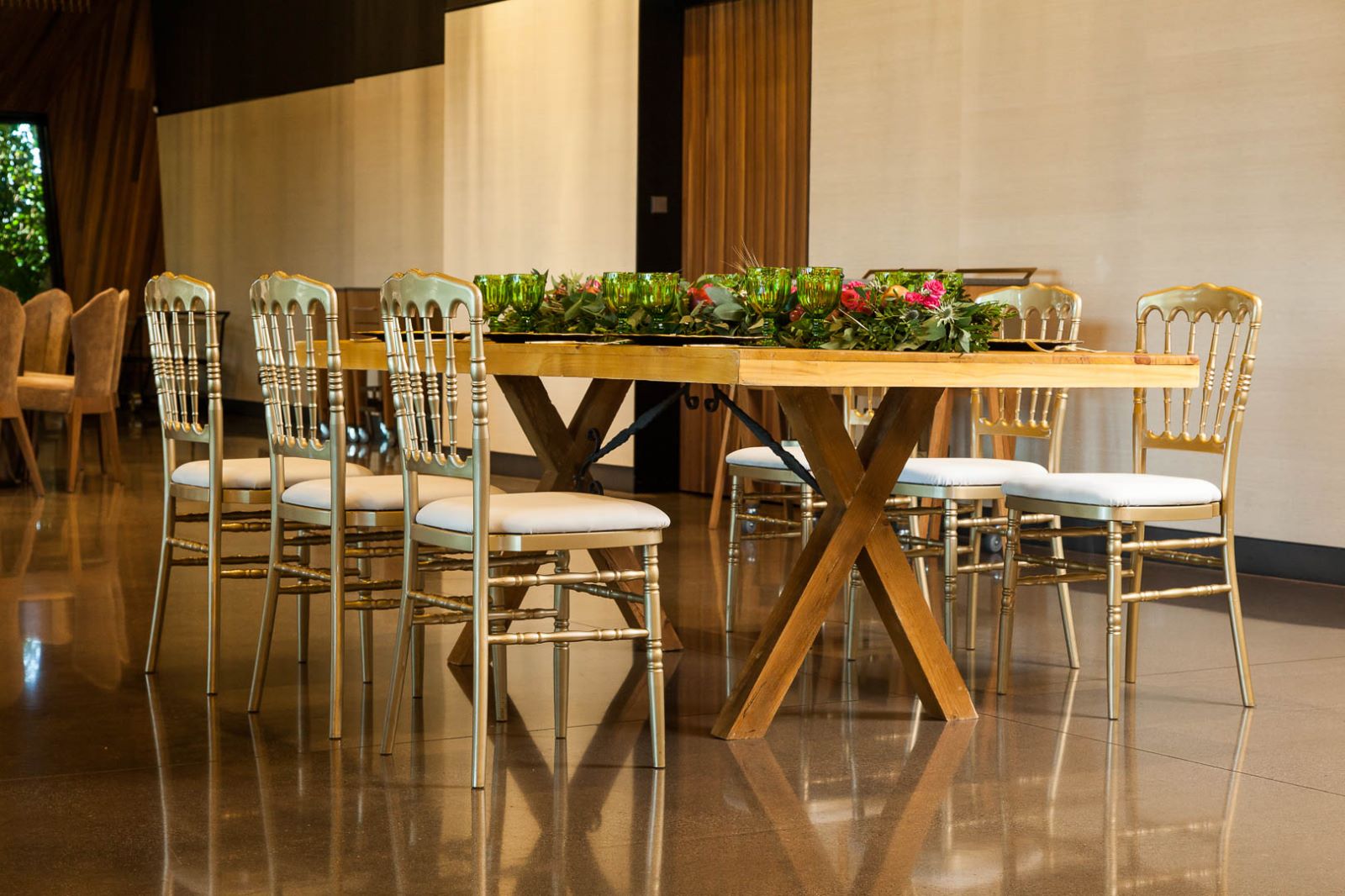 Mesa elegante de madera con sillas doradas